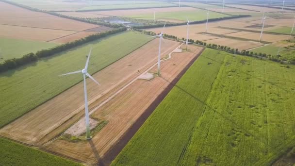 Vue Aérienne Des Éoliennes Génératrices Sur Terrain Produisant Électricité Écologique — Video