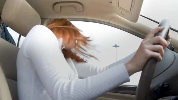 車の中で音楽を聴いている車の後ろで楽しい時間を過ごしている若い女性ドライバー — ストック動画