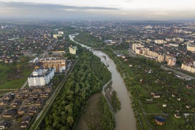 Yerleşim alanı ve su ile Ivano-Frankivsk şehir havadan görünümü