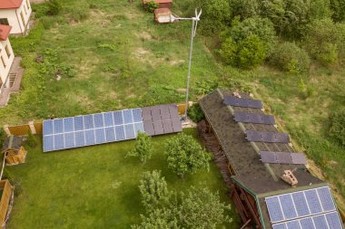 Çatısı ve rüzgar jenerasyonu güneş panelleri olan bir ambarın havadan görünüşü