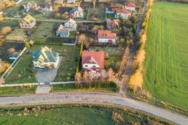Residenti sıraları ile küçük kasaba veya köyün hava manzara