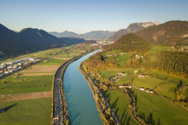 Hızlı giden trafiği olan otoban otoyolunun havadan görüntüsü 