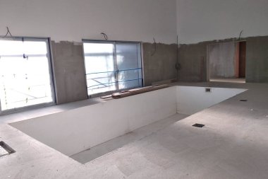 Yenileme çalışmaları altında büyük swimmig havuzu ile bir evin iç