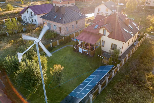Veduta aerea di una casa privata residenziale con pannelli solari su — Foto Stock