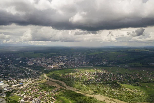 Luftaufnahme von Stadt oder Dorf mit Häuserzeilen und kurvigen — Stockfoto