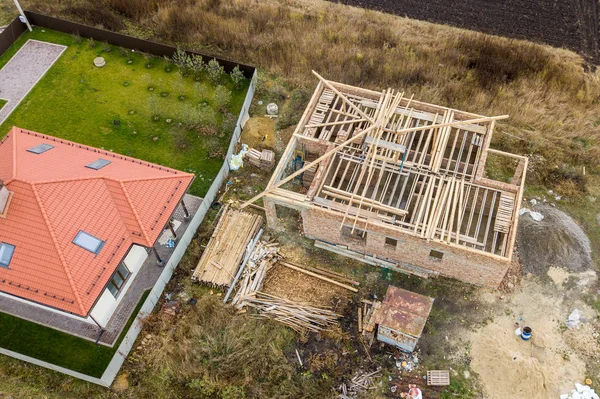 Vue aérienne de haut en bas de deux maisons privées, dont une en construction — Photo