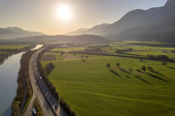 Вид с воздуха на автомагистраль с быстрым движением — стоковое фото