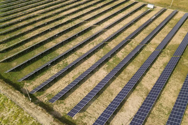 Vue aérienne de la centrale solaire. Panneaux électriques pour la production — Photo