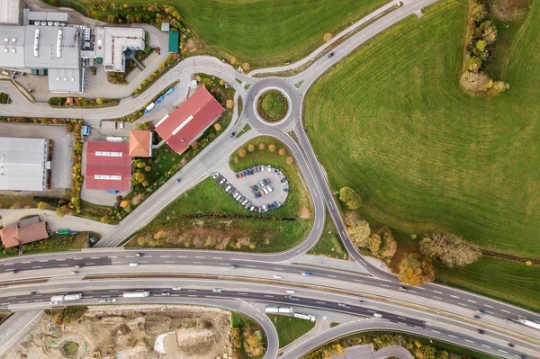 Luftaufnahme von der Autobahn mit fahrendem Auto — Stockfoto