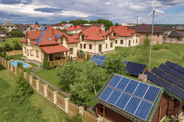 设有太阳能电池板的住宅私人住宅的空中景观 — 图库照片