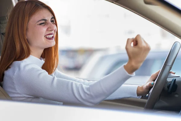 Nahaufnahme Porträt einer wütenden, aggressiven Frau — Stockfoto