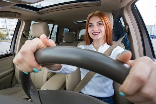 Широкий угол обзора молодой рыжей женщины-водителя, закрепленной сиденьем — стоковое фото