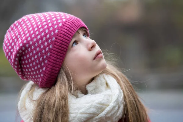 Mooi kind meisje in warm gebreide winter kleding buiten. — Stockfoto