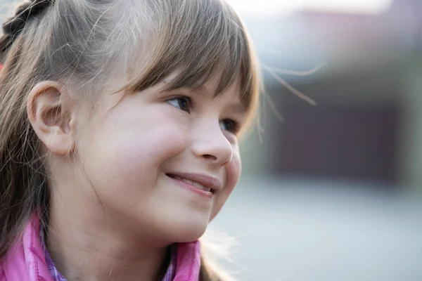 Portrait d'enfant heureuse fille en vêtements chauds en automne à l'extérieur . — Photo