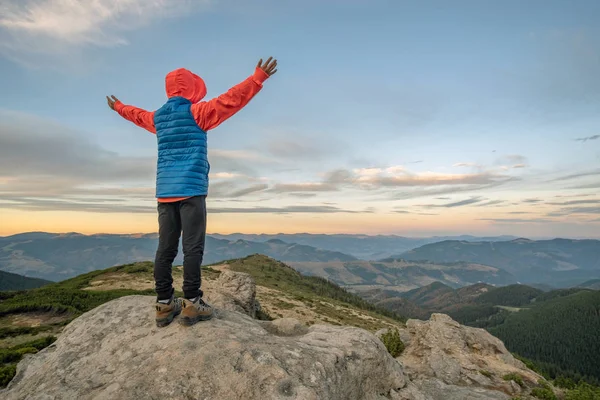 Jeune enfant garçon randonneur debout les mains levées dans les montagnes fr — Photo