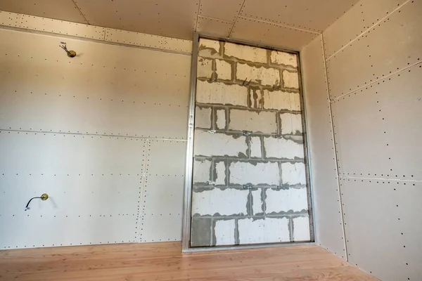 Mur de briques inachevé dans une pièce en construction préparée pour — Photo