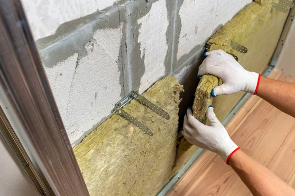 Trabajador aislando una pared de la habitación con minerales de lana de roca térmica ins —  Fotos de Stock