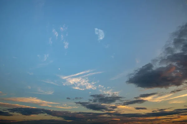 Голубое закатное небо, покрытое белыми пухлыми облаками . — стоковое фото