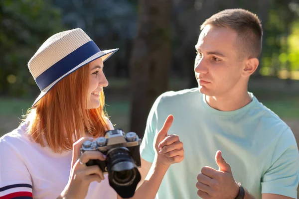 Mladý dospívající pár fotí jeden druhého venku v — Stock fotografie