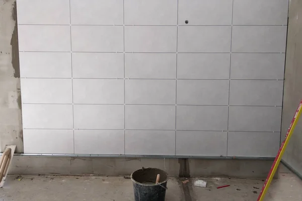 Wand keramische tegels installatie op mortel lijm. — Stockfoto