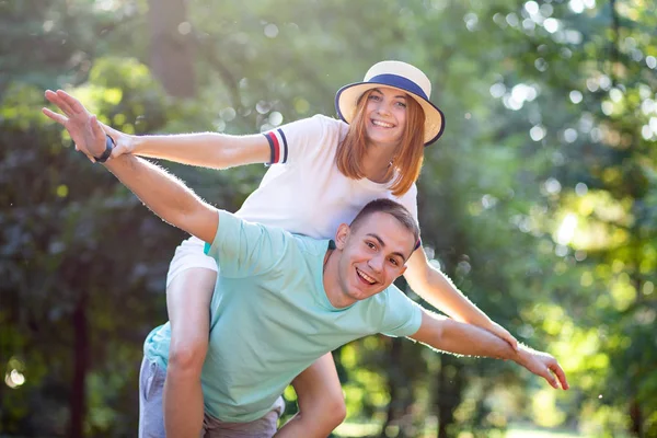Glad ung par pojkvän och flickvän har kul utomhus — Stockfoto