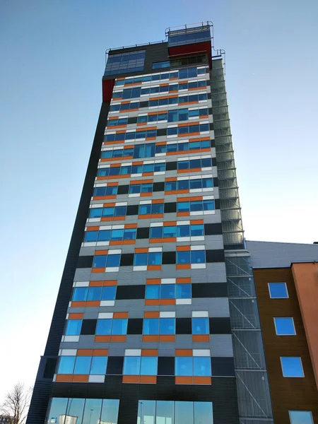Yüksek çok katlı ofis binasının alçak açılı görüntüsü. — Stok fotoğraf