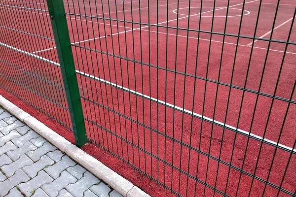 Açık basketbol sahası fenc beyaz işaretleme hatları yakın çekim — Stok fotoğraf
