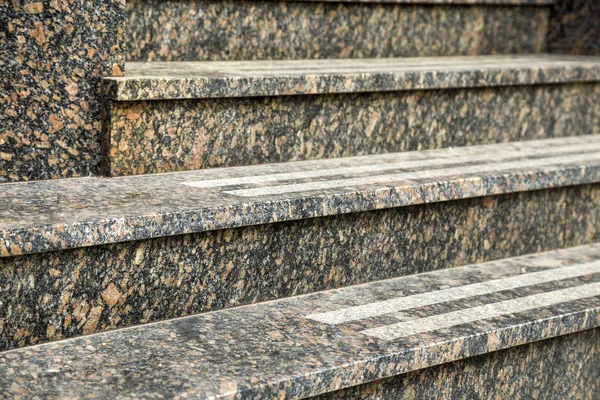 Detalhe de uma fachada de casa. Novas escadas de granito . — Fotografia de Stock