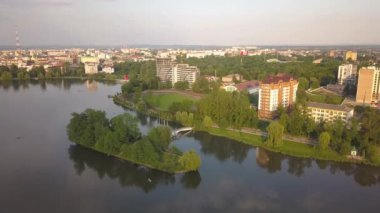 Ukrayna 'nın İvano-Frankivsk şehrinde büyük göl ve ada manzarası.