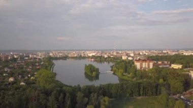 Ukrayna 'nın İvano-Frankivsk şehrinde apartman ve caddeleri bulunan yerleşim alanının havadan görüntüsü.