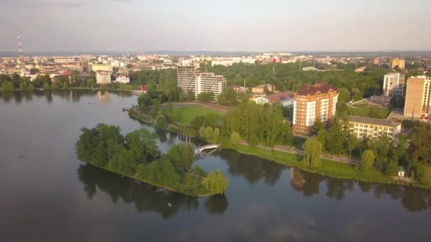 Vista Aérea Grande Lago Uma Ilha Centro Cidade Ivano Frankivsk — Vídeo de Stock