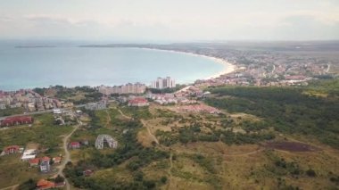 Karadeniz kıyısındaki Sunny Beach şehrinin hava manzarası. Birçok otel binası ve turistik altyapısı olan en iyi kumsal manzarası.