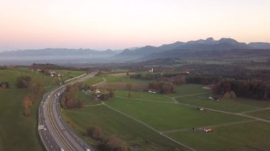 Avrupa 'da hızlı giden trafiğe sahip otoyol manzaralı.