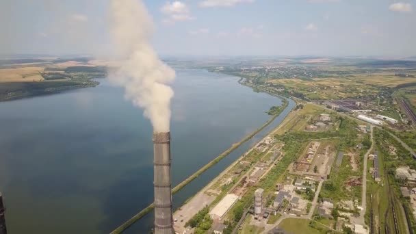 Widok Lotu Ptaka Wysokie Rury Kominowe Szarym Dymem Elektrowni Węglowej — Wideo stockowe
