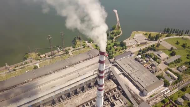 Kömür Santralinden Gelen Gri Dumanlı Yüksek Baca Borularının Havadan Görüntüsü — Stok video