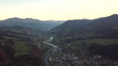 Görkemli Avrupa Alp Dağları 'nın havadan görünüşü.