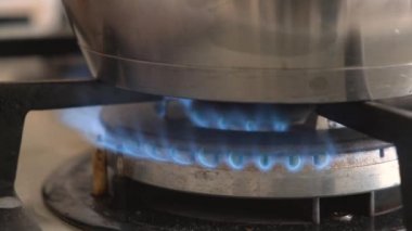 İç mutfak soba gelen mavi ateşten portre vurdu. Yanma ile Ocak propan gazı alevler.