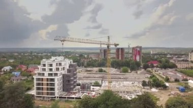 Vinç kulesinin ve inşaat halindeki konut binasının havadan görüntüsü.