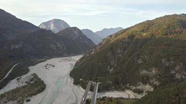 Görkemli Avrupa Alp Dağları 'nın havadan görünüşü.
