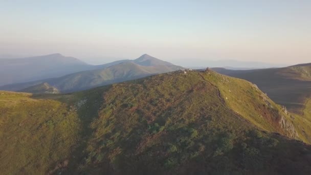 Karpat Dağlarında Dağ Yolunda Yürüyen Turuncu Ceketli Bir Sırt Çantası — Stok video