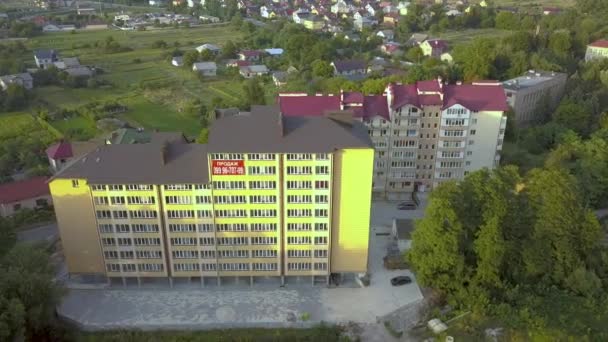 Yeşil Yerleşim Alanındaki Çok Katlı Apartmanın Havadan Görünüşü — Stok video