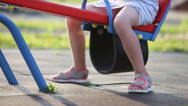 Nahaufnahme Von Kinderfüßen Die Draußen Auf Einer Schaukel Auf Dem — Stockvideo