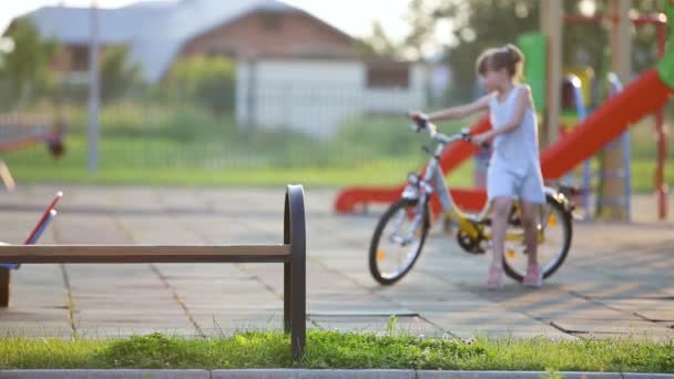 Linda Niña Sentada Banco Montando Bicicleta Patio Escuela Verano — Vídeo de stock