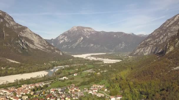 건물들과 알프스 산맥의 지붕이 이탈리아 북부의 역사적 — 비디오