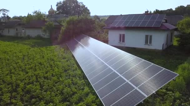 Μπλε Ηλιακοί Συλλέκτες Για Καθαρή Ενέργεια Πράσινο Γρασίδι — Αρχείο Βίντεο
