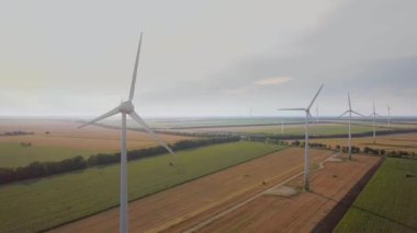 Rüzgar türbini jeneratörlerinin temiz ekolojik elektrik üreten hava görüntüsü.