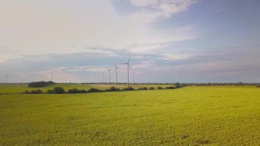 Rüzgar türbini jeneratörlerinin temiz ekolojik elektrik üreten hava görüntüsü.