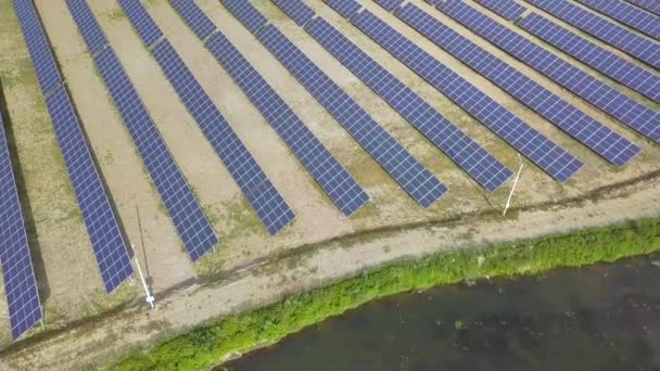 Воздушный Обзор Солнечной Электростанции Электрические Панели Производства Экологически Чистой Энергии — стоковое видео