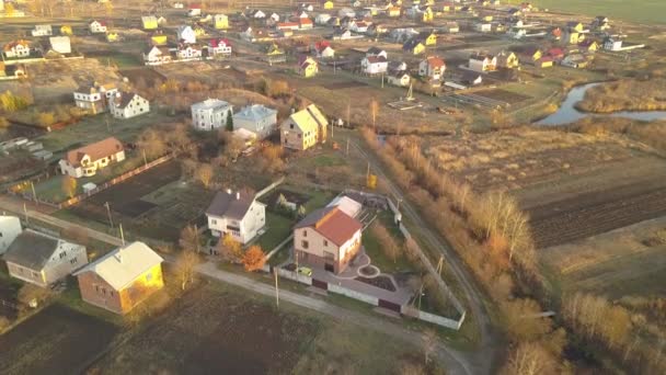 Krajobraz Lotniczy Małego Miasteczka Lub Wioski Rzędami Domów Mieszkalnych Zielonych — Wideo stockowe