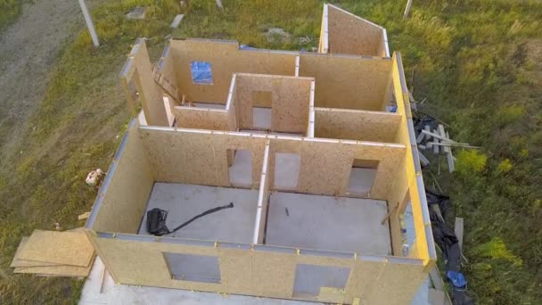 新しく 現代的なモジュール式の家の建設 内部発泡スチロール断熱材と複合木製のシップパネルから作られた壁 エネルギー効率の良い住宅コンセプトの新しいフレームを構築する — ストック動画